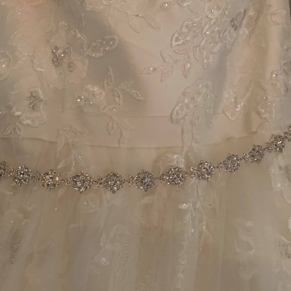 WEDDING DRESS, VIEL AND JEWELED BAND INCLUDED. - Picture 15 of 16
